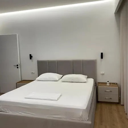 Glamorous 2-bedroom - Near Apartment