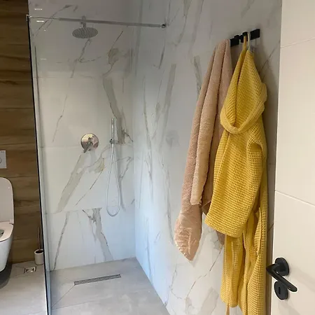 Glamorous 2-bedroom - Near