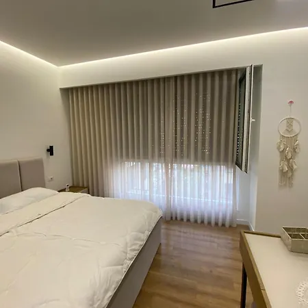 Apartment Glamorous 2-bedroom - Near *