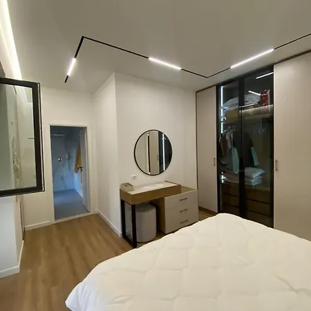 Glamorous 2-bedroom - Near